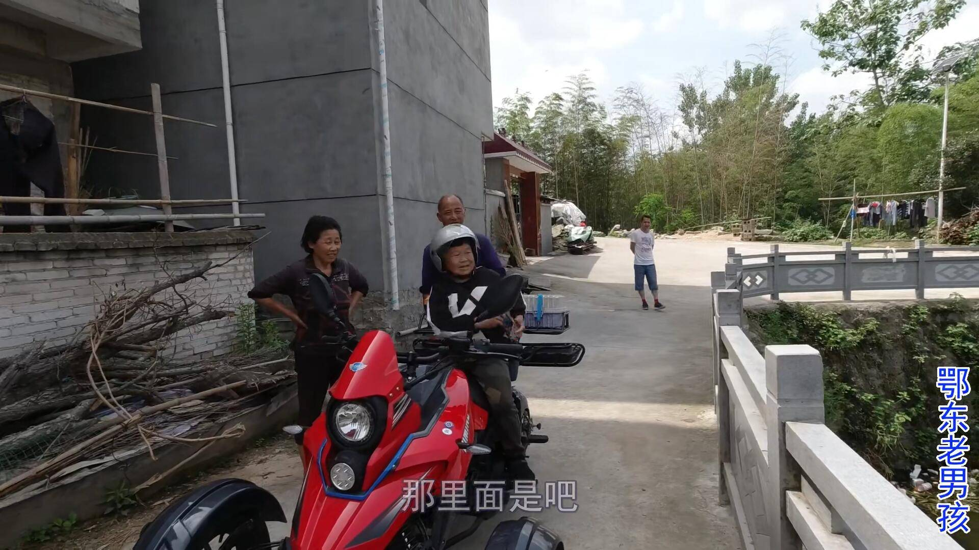 老男孩这趟出门收获还可以,两台液晶电视到手,路上还遇到一条蛇